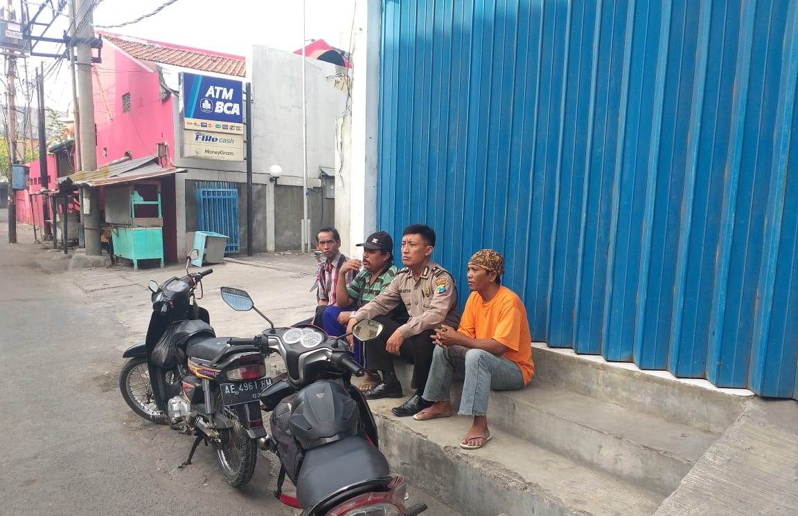 Babinkamtibmas Bongkaran Sambang Warga Slompretan, Sampaikan Program SPKT Door To Door