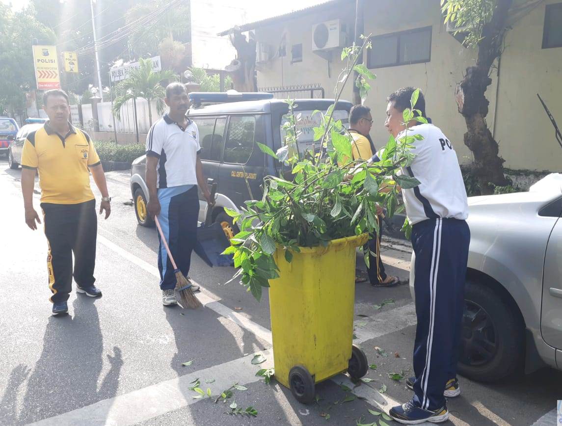 Gelar Sabtu Osis, Personil Polsek Pabean Cantikan Lakukan Olahraga Pagi & Bersih-Bersih Mako