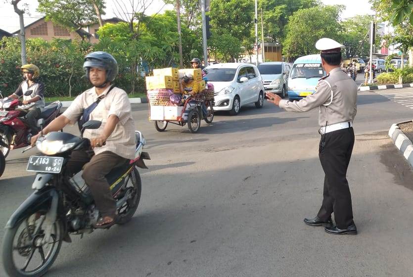 Unit Lantas Polsek Asemrowo Gelar Pengaturan Pagi, Bantu Keberangkatan Anak Sekolah