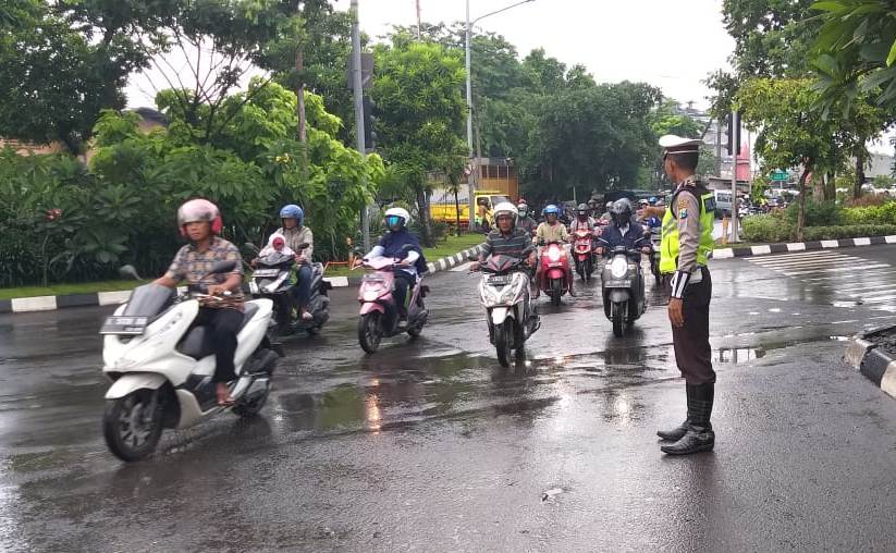 Unit Lantas Polsek Asemrowo Gelar Pengaturan Pagi, Cegah Kemacetan