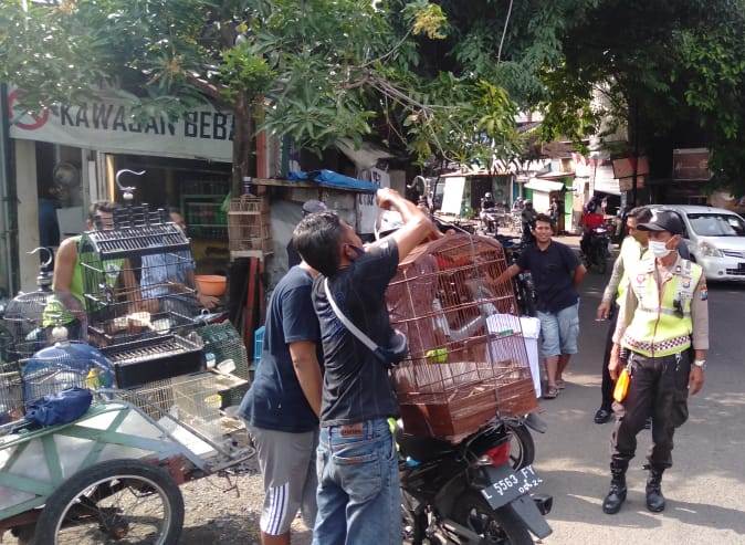 Polsek Semampir Tertibkan Pedagang Burung di Jalan Benteng, Sampaikan Himbauan Jaga Jarak