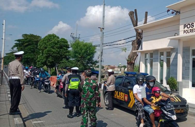 Polsek Kenjeran Gelar Operasi Cipkon Diikuti Pemeriksaan Suhu Badan