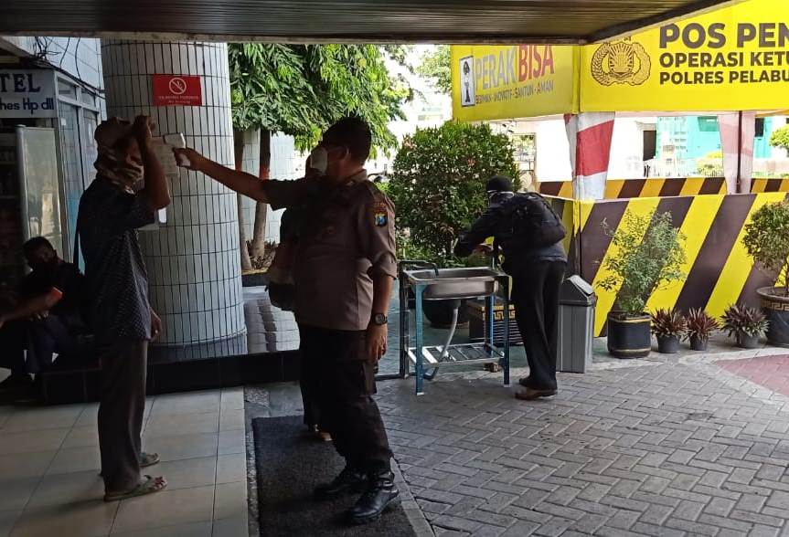 Petugas Pospam Polsek Pabean Cantikan, Periksa Suhu Badan Penumpang Kereta Api