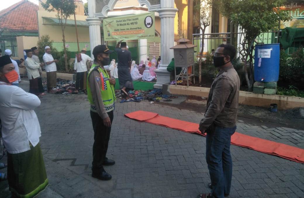 Panit Binmas Polsek Asemrowo Kawal Ibadah Sholat Ied di Masjid Darussalam