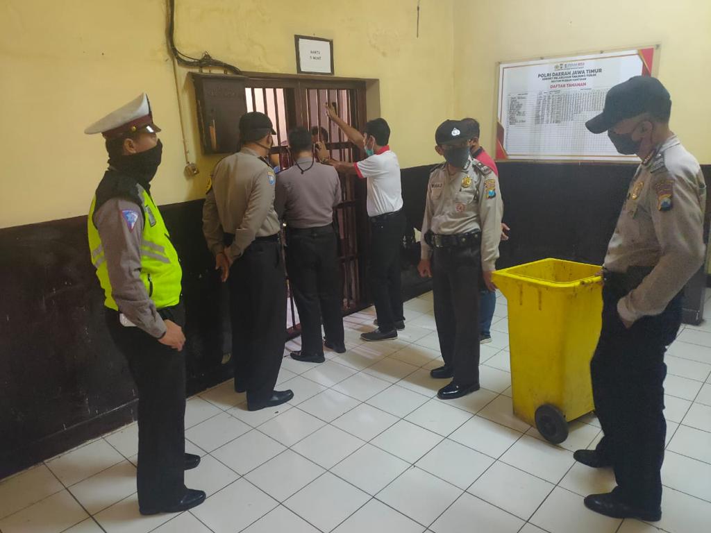 Pantau Kesehatan Tahanan, Polsek Pabean Cantikan Lakukan Pengecekan Pagi & Malam