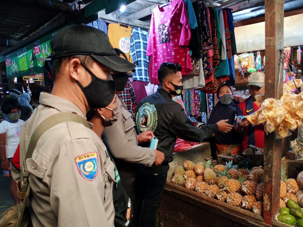 Polsek Asemrowo Bagikan Masker Gratis Ke Pengunjung Pasar Bersama Bonek