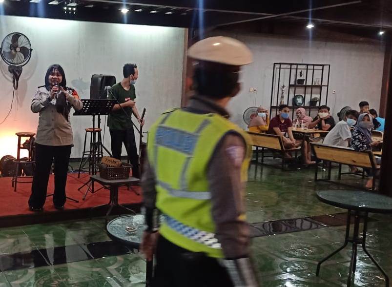 Polsek Asemrowo Sampaikan Himbauan Protokol Kesehatan Pada Pemilik & Pengunjung Warkop