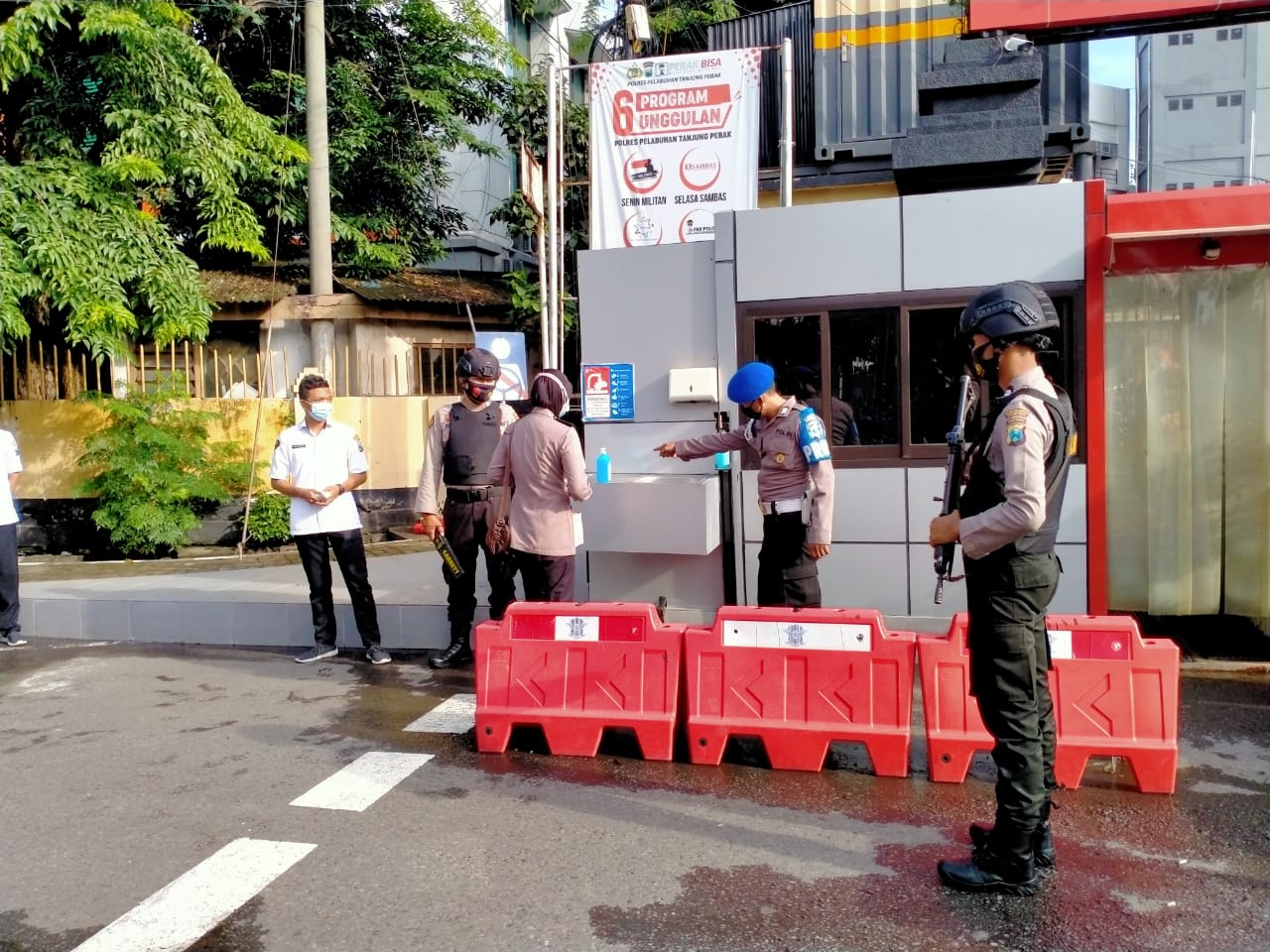 Urkes Bag Sumda Polres Tanjung Perak Lakukan Pengecekan Suhu Badan di Luar Gerbang Mako