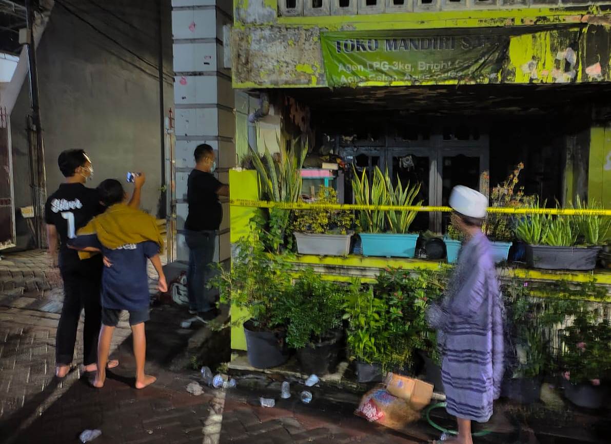 Polsek Kenjeran Selidiki Penyebab Kebakaran Rumah di Jalan Dukuh Bulak Banteng Sekolahan