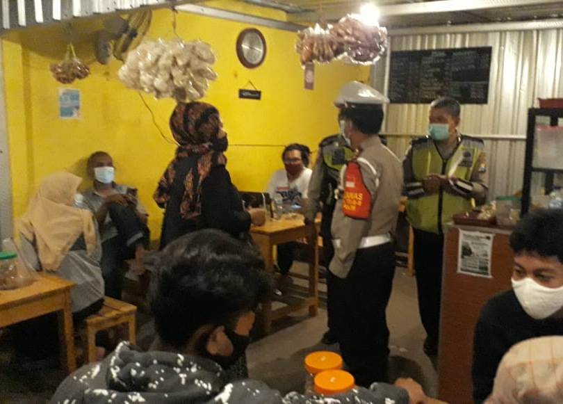 Polsek Asemrowo Gelar Operasi Pemberlakuan Jam Malam Bersama Linmas