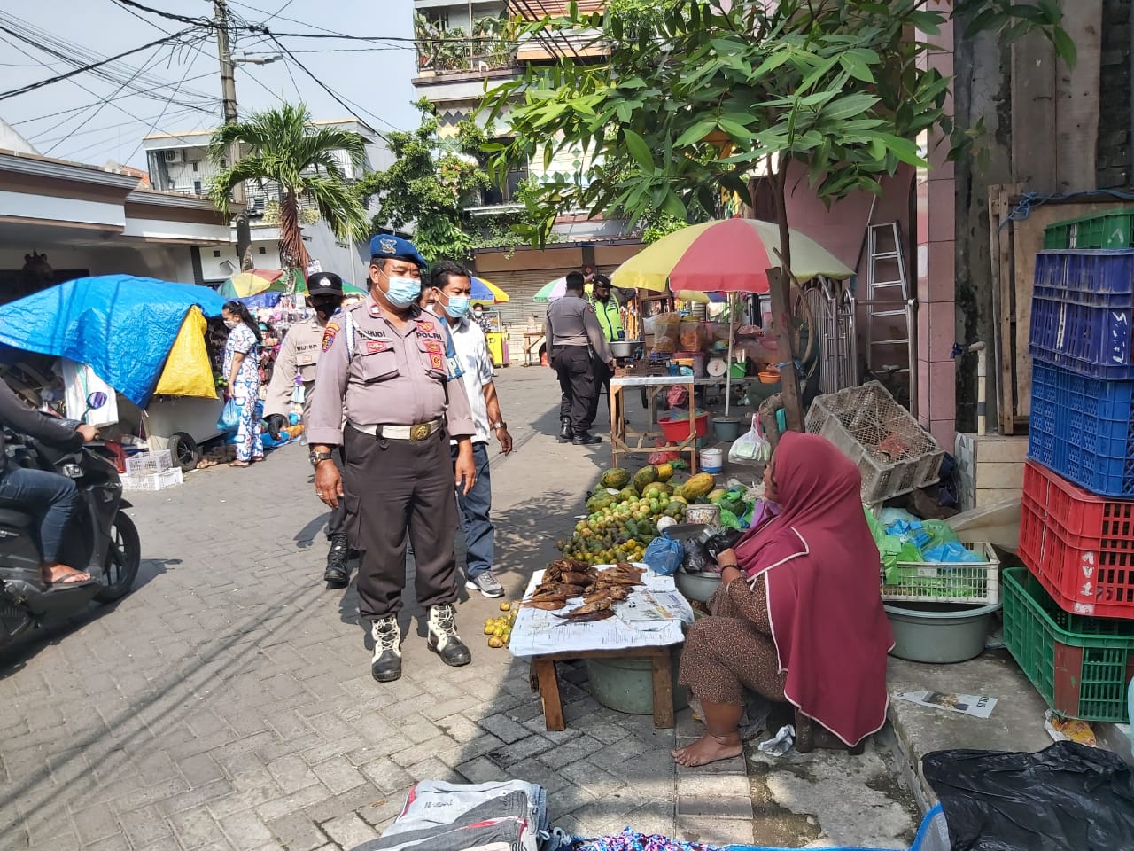 Polsek Krembangan Gelar Operasi Penertiban Masker di Pasar Kalianak, Berikan Teguran Kepada Pelanggar Protokol Kesehatan