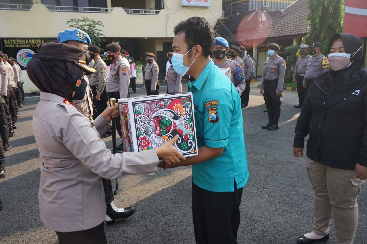 Kapolres Tanjung Perak Pimpin Apel Pagi, Berikan Piagam Penghargaan & Vitamin