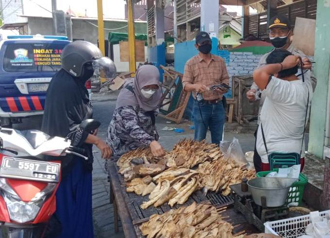 Wakapolsek Kenjeran Pimpin Operasi Masker di Pasar Ikan Asap Jalan Kejawan Lor