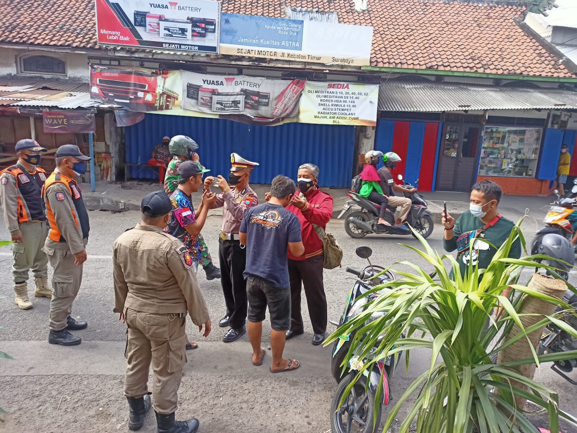 Polsek Pabean Cantikan Gelar Operasi Penertiban Masker Mobile Diikuti Sosialisasi Jam Malam di Warung Serta Toko-Toko
