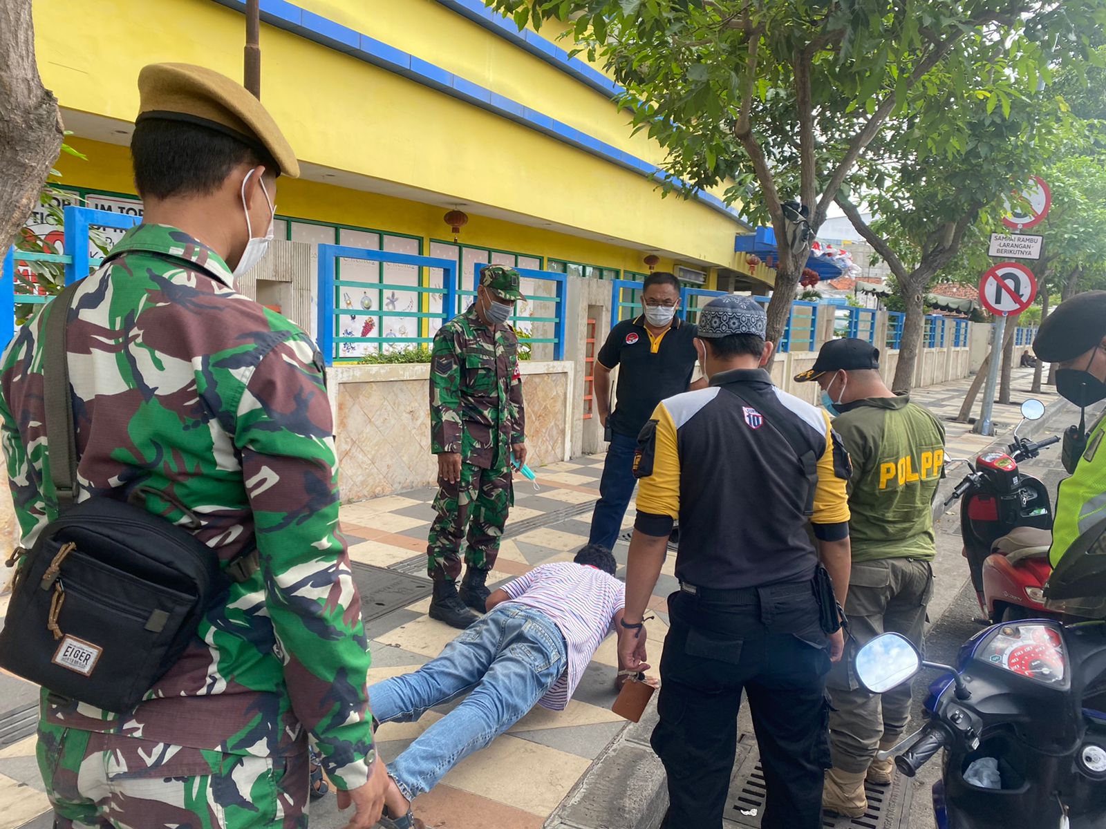 Polsek Pabean Cantikan Gelar Operasi Penertiban Masker Untuk Tekan Penyebaran Covid-19 di Jalan Stasiun Kota