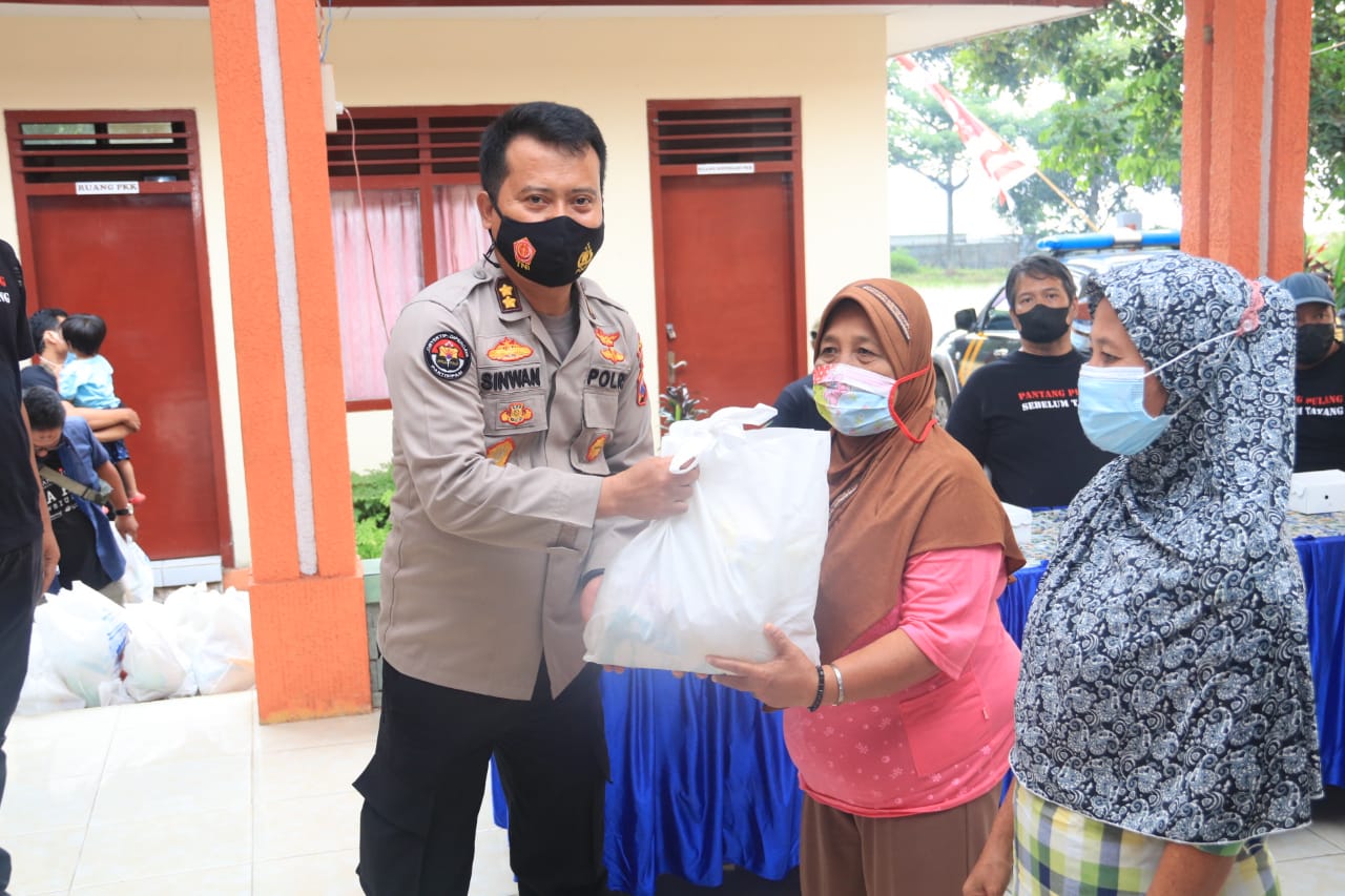 Ringankan Beban Warga Terdampak Pandemi, Bidhumas Polda Jatim Bagikan 1000 Paket Sembako di Empat Daerah