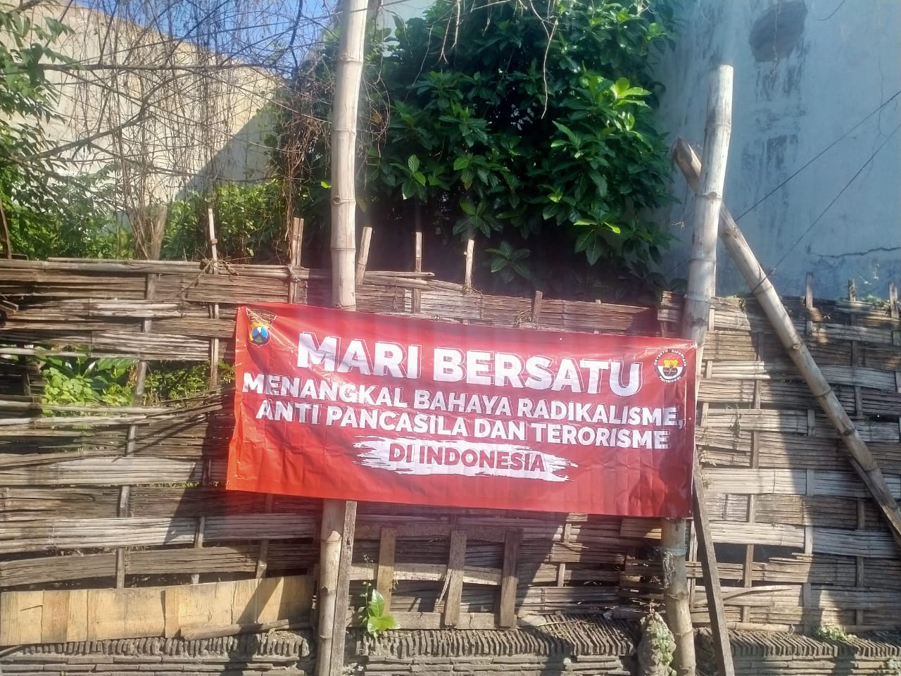 Cegah Perkembangan Radikalisme, Polres Tanjung Perak Pasang Spanduk di Jalan-Jalan
