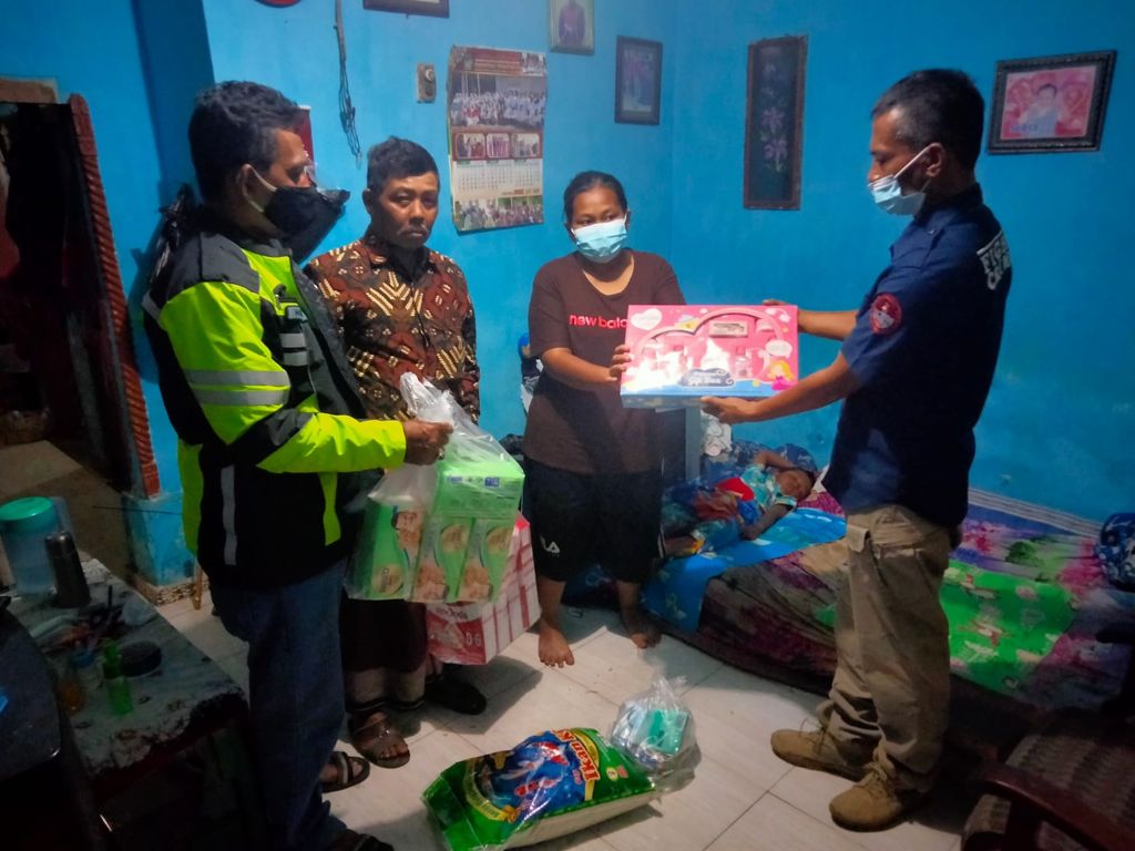 Sebagai Bentuk Empati, Polres Blitar Berikan Bantuan Sembako.