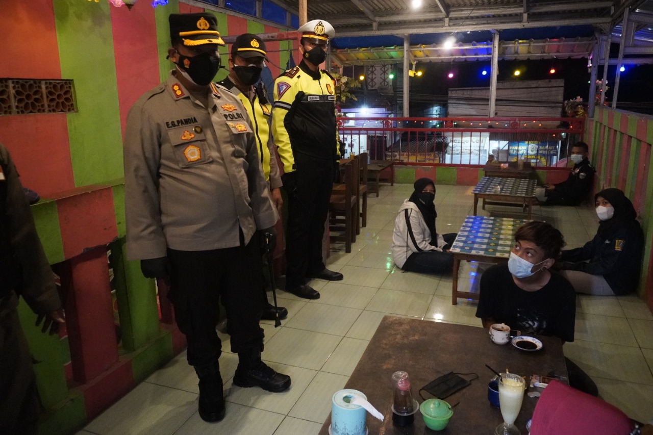 Langgar PPKM Darurat, Belasan Warkop Dan Cafe di Bojonegoro Disegel Petugas Gabungan