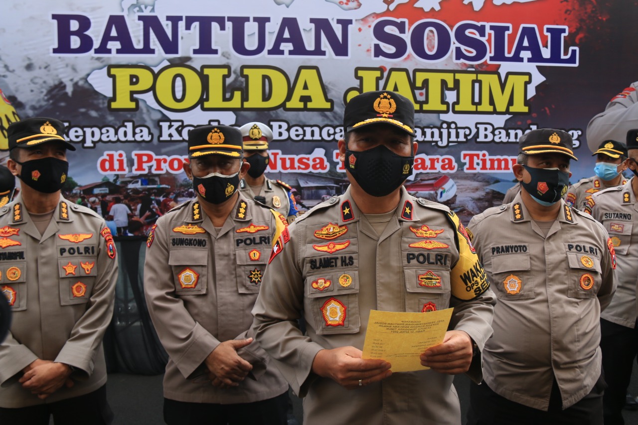Penyerahan Bantuan Sosial Polda Jatim Kepada Korban Banjir Bandang di Propinsi Nusa Tenggara Timur