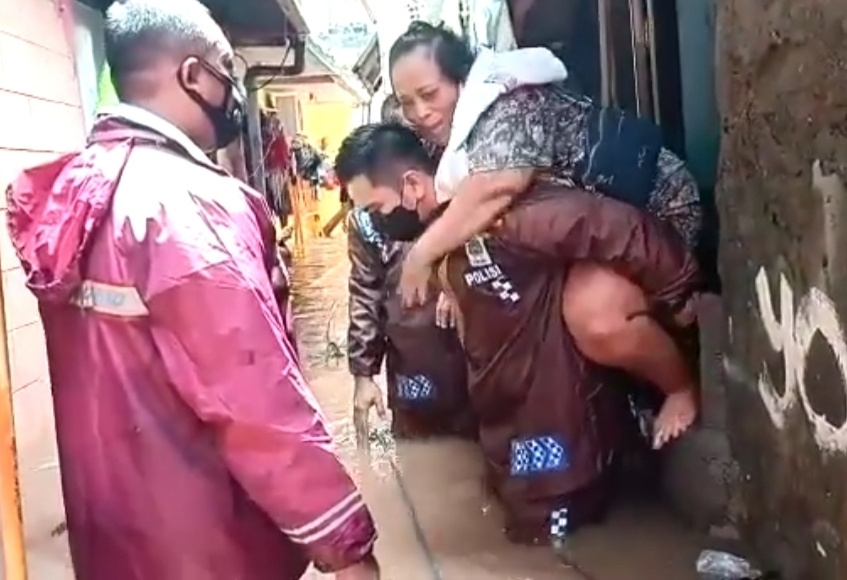 Kisah Heroik Kapolsek Mengevakuasi Korban Banjir, Digendong hingga Didorong Gerobak