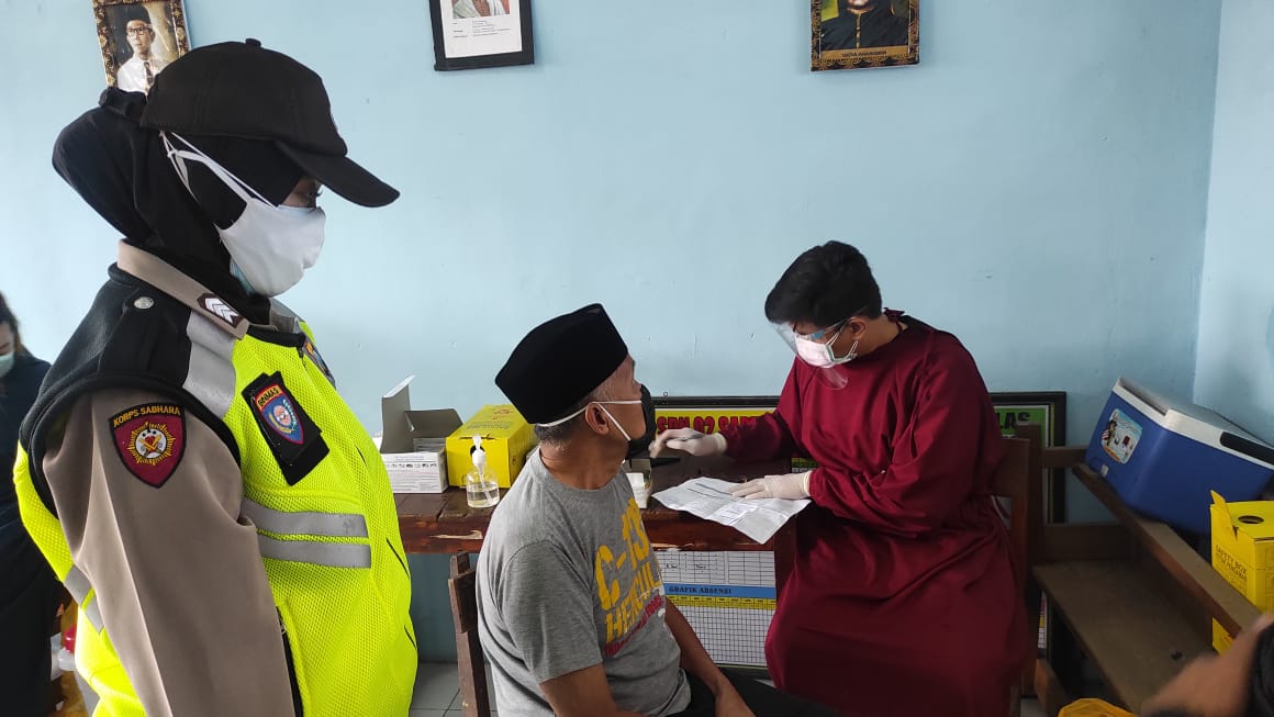 Kondisi Fisik tak Surutkan Semangat Kakek Suwadi Ikut Vaksinasi