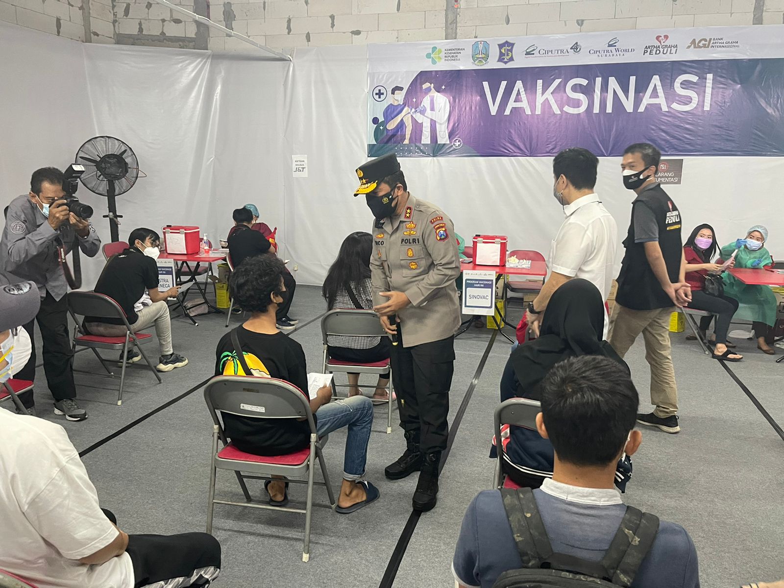 Kapolda Jatim Cek Vaksinasi dan Barcode Peduli Lindungi di Mall Surabaya