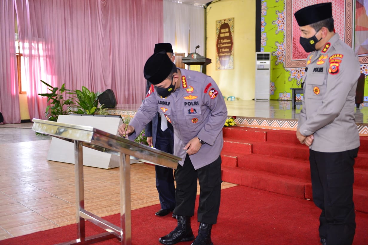 Kapolri Resmikan Gedung Baru Ponpes Assalam Sekaligus Tinjau Vaksinasi se-Jawa Barat