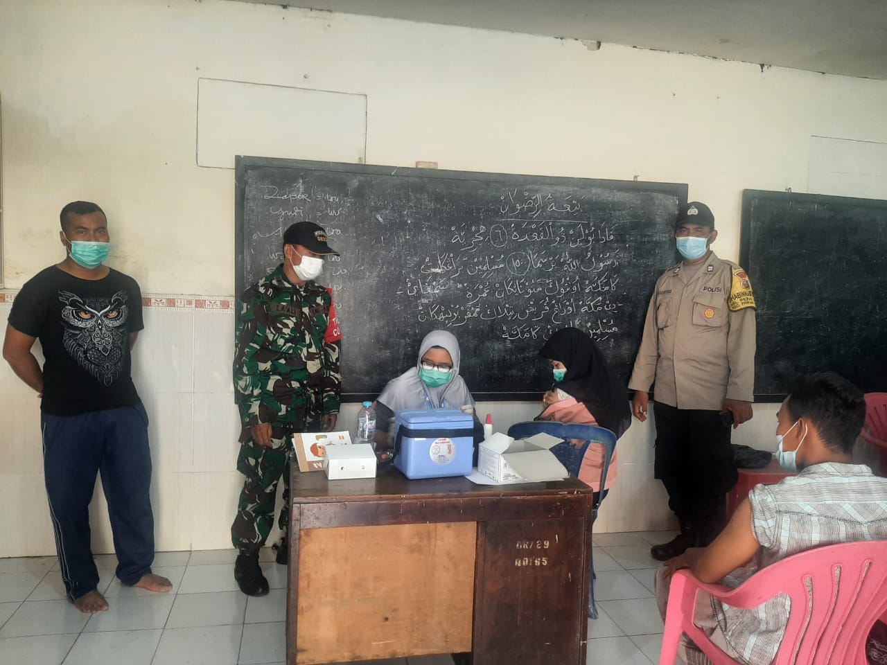 PENGAWALAN VAKSINASI SECARA HUMANIS DILAKSANAKAN ANGGOTA POLSEK PABEAN CANTIKAN