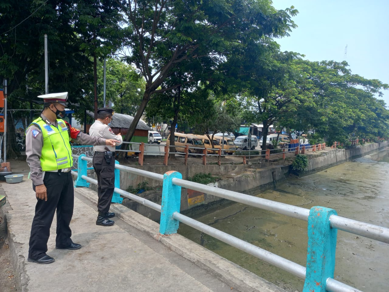 Polsek Pabean Cantikan Lakukan Pengecekan Debit Air, Antisipasi Terjadinya Kenaikan Yang Menyebabkan Banjir