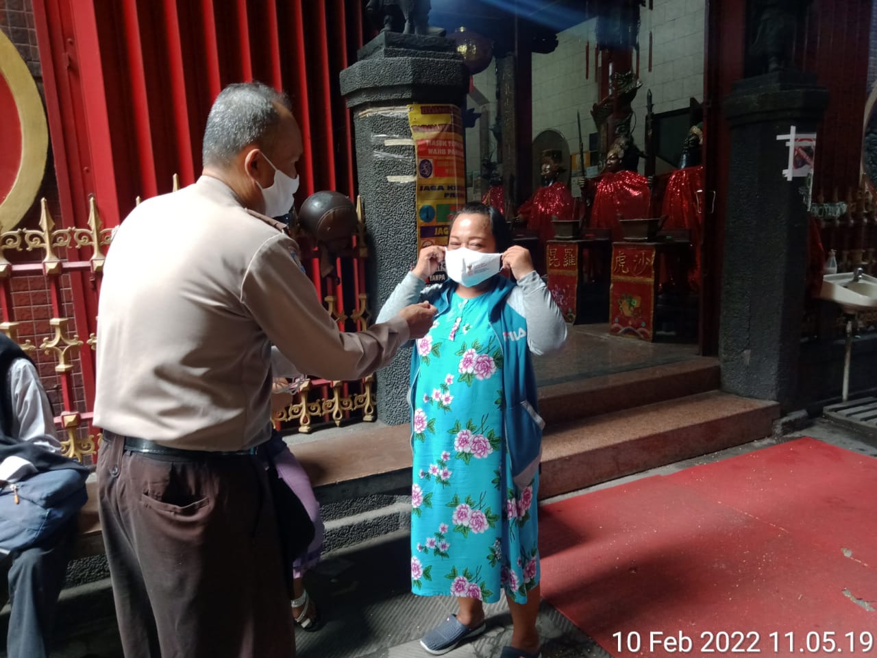 Bhabinkamtibmas Kelurahan Nyamplungan Lakukan Pengecekan Barcode di Klenteng Hok Tiek Yan Sekaligus Himbau Masyarakat Untuk Patuhi Protokol Kesehatan