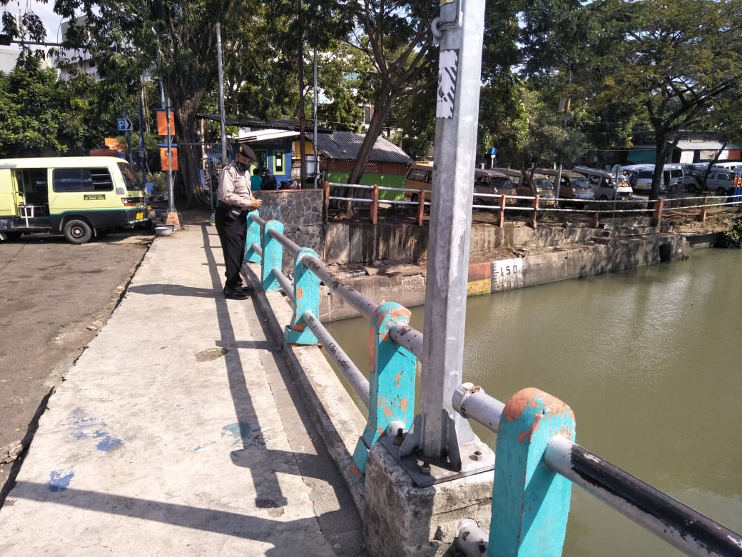 Polsek Pabean Cantikan Cek Debit Air, Antisipasi Terjadinya Bencana Banjir