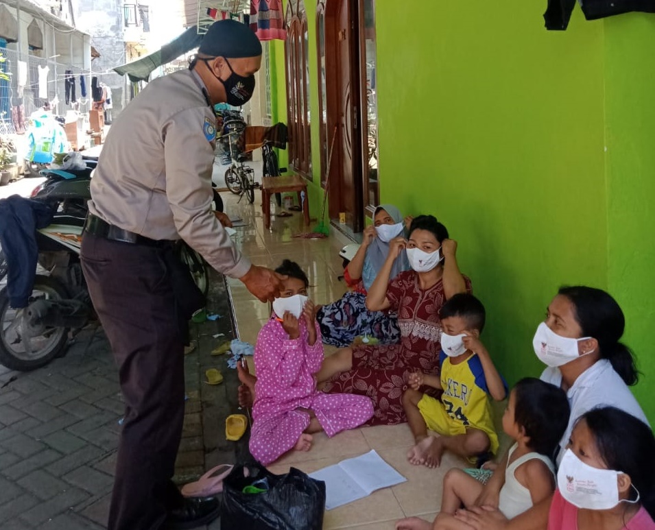 Bhabinkamtibmas Nyamplungan Laksanakan Kegiatan Pembagian Masker, Sekaligus Beri Himbauan Protokol Kesehatan