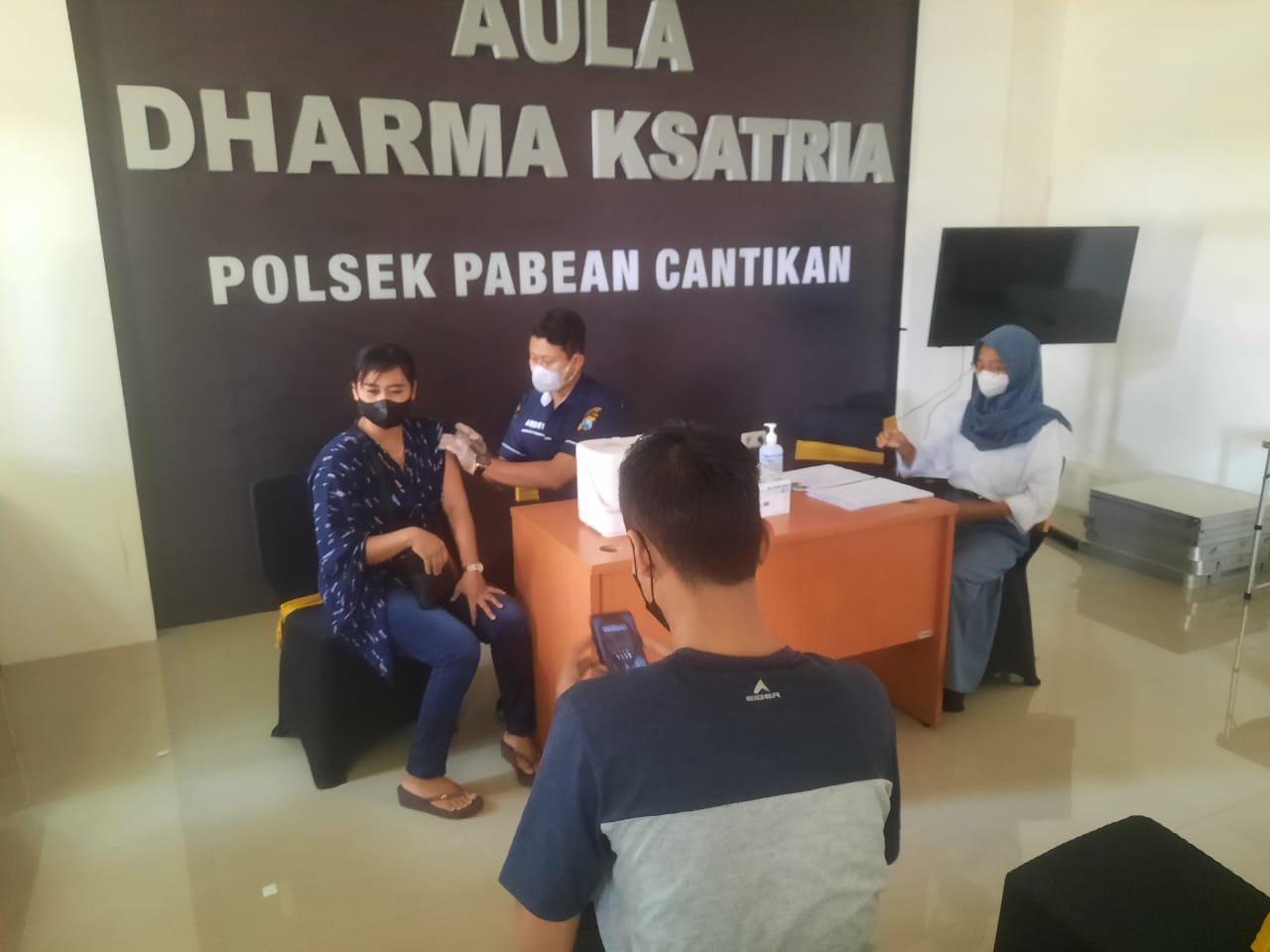 Personil Polsek Pabean Cantikan Laksanakan Kegiatan Vaksinasi di Aula Polsek Pabean Cantikan