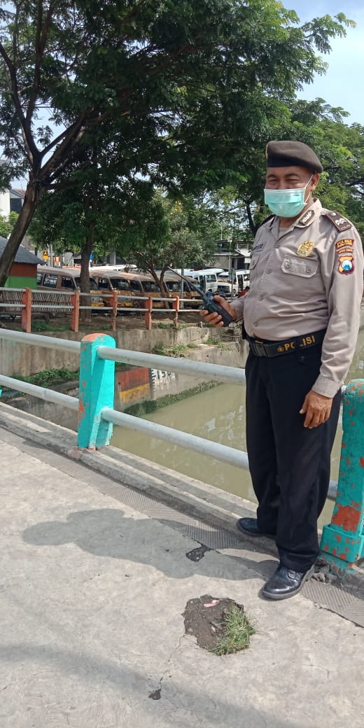 Polsek Pabean Cantikan Cek Ketinggian Air Sungai Kalimas, Terpantau Masih Dalam Batas Normal