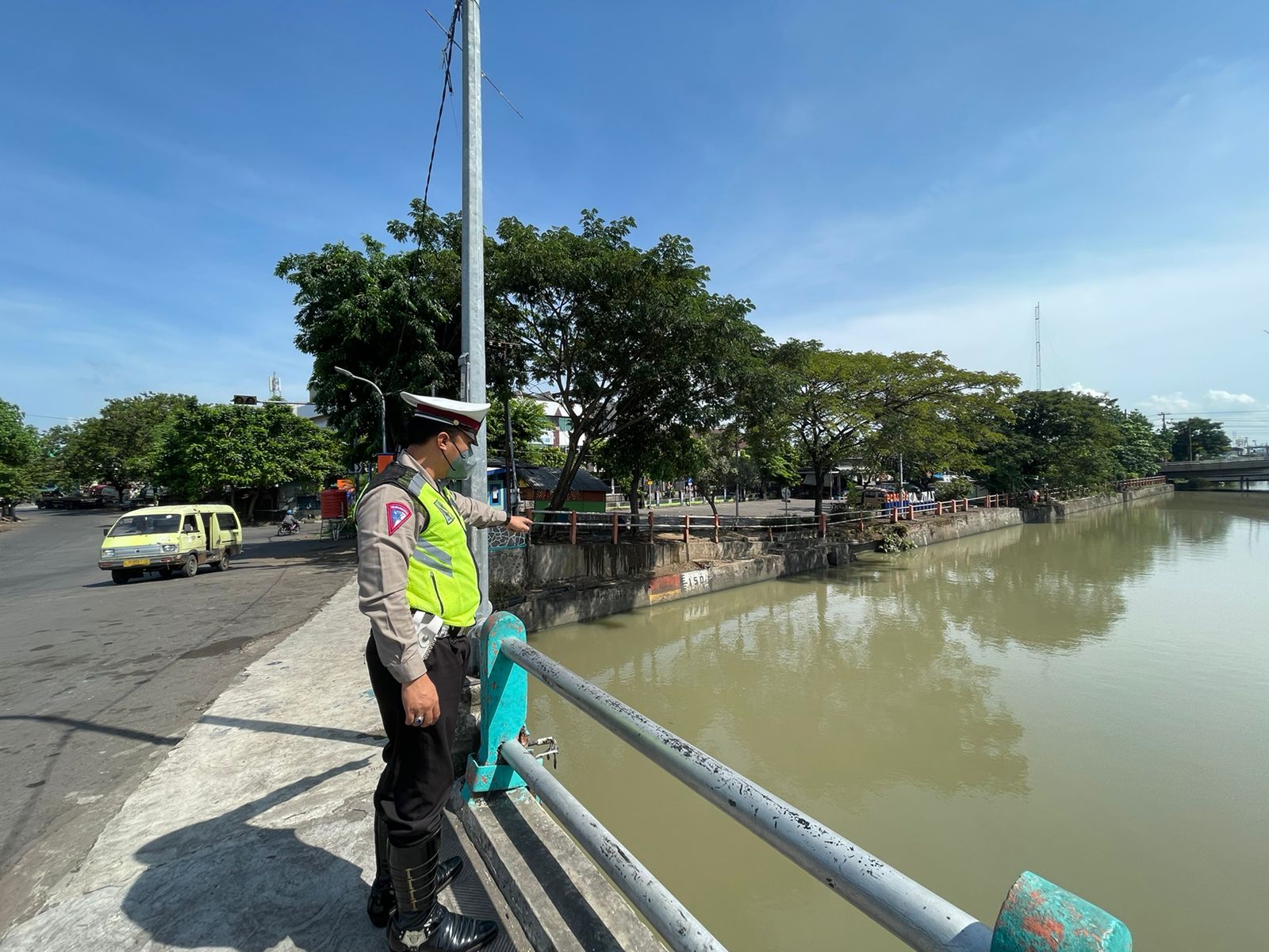 Polsek Pabean Cantikan Pantau Ketinggian Air Sungai Kalimas, Waspada Terjadinya Banjir