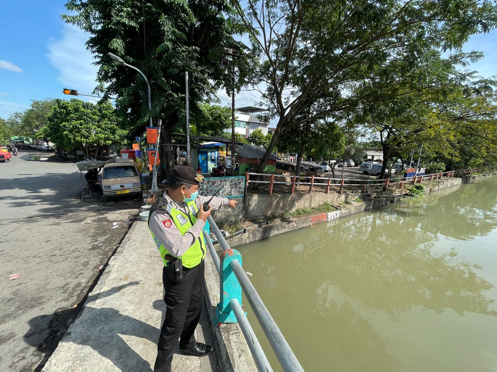 Polsek Pabean Cantikan Cek Debit Air Sungai Kalimas, Terpantau Kondisi Normal