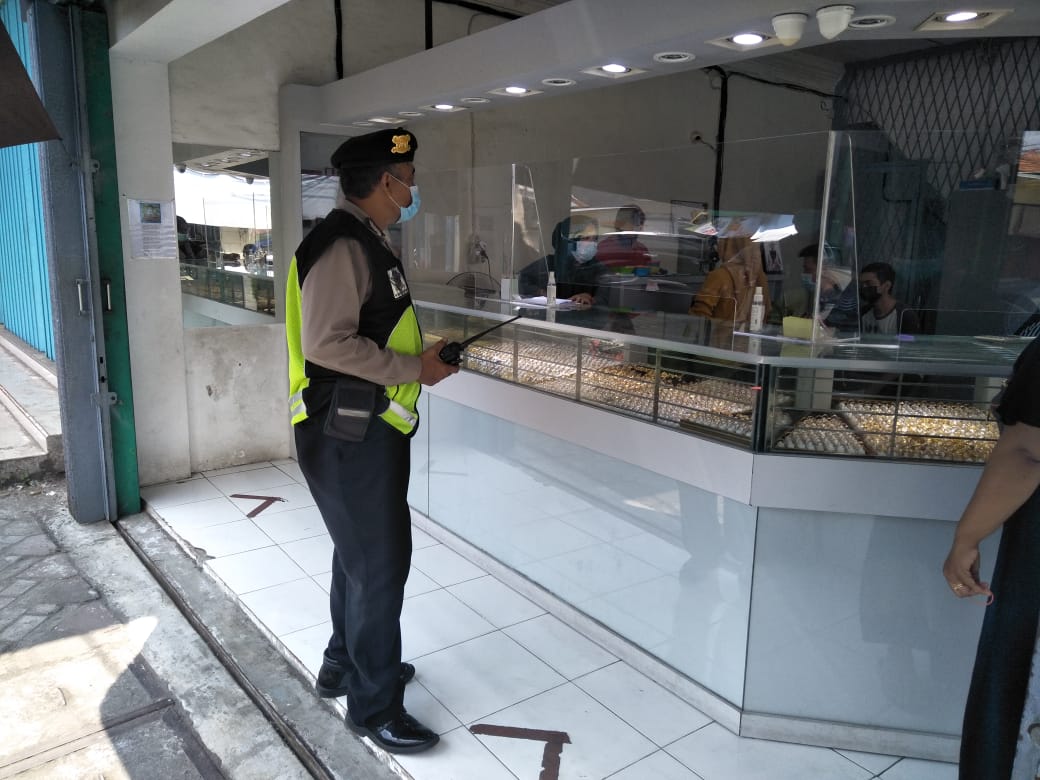 Personil Polsek Pabean Cantikan Patroli di Pertokoan Emas Pasar Babaan, Ingatkan Pedagang Untuk Selalu Waspada Akan 3C