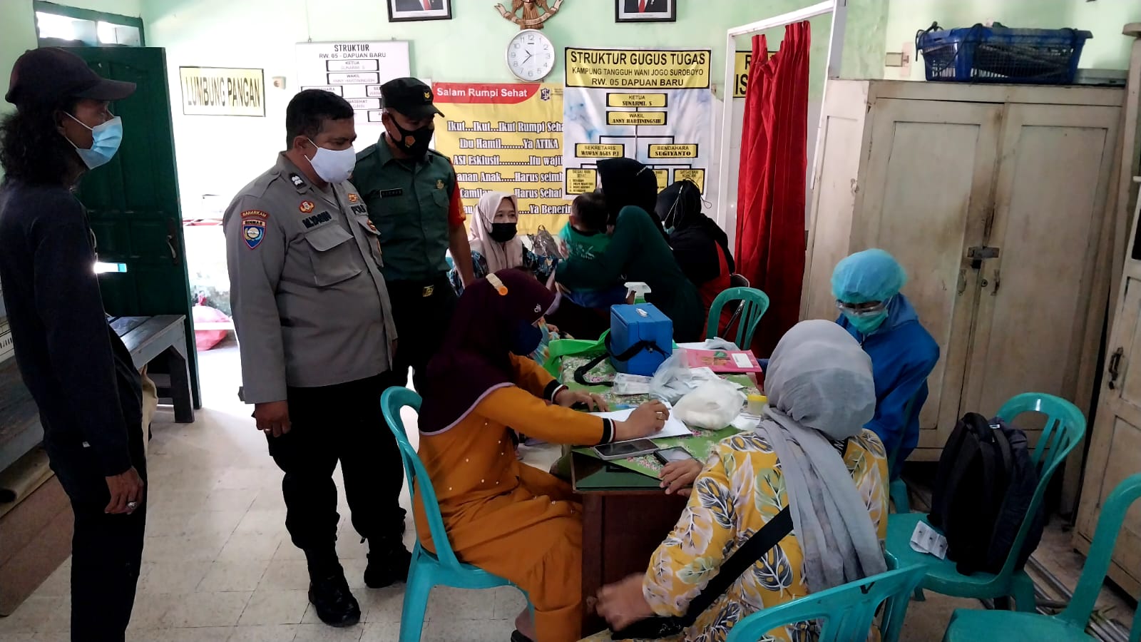 Personil Bhabinkamtibmas Krembangan Utara Lakukan Pemantauan Kegiatan Vaksinasi, Pastikan Berjalan Aman dan Lancar