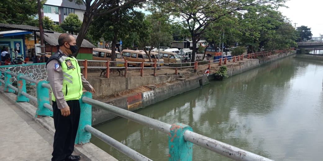 Polsek Pabean Cantikan Lakukan Piket Patroli Sungai Kalimas, Terpantau Situasi Debit Air Dalam Batas Normal