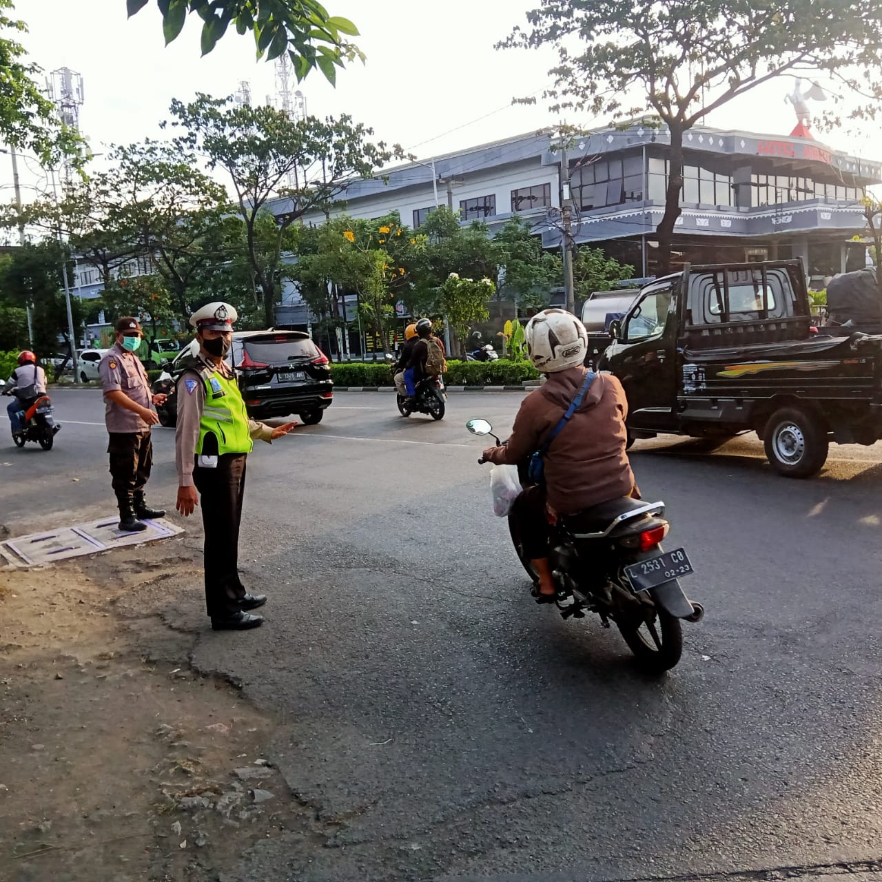 Polsek Krembangan Laksanakan Pengaturan Lalu Lintas Sore di Mbah Ratu, Situasi Terpantau Aman Terkendali