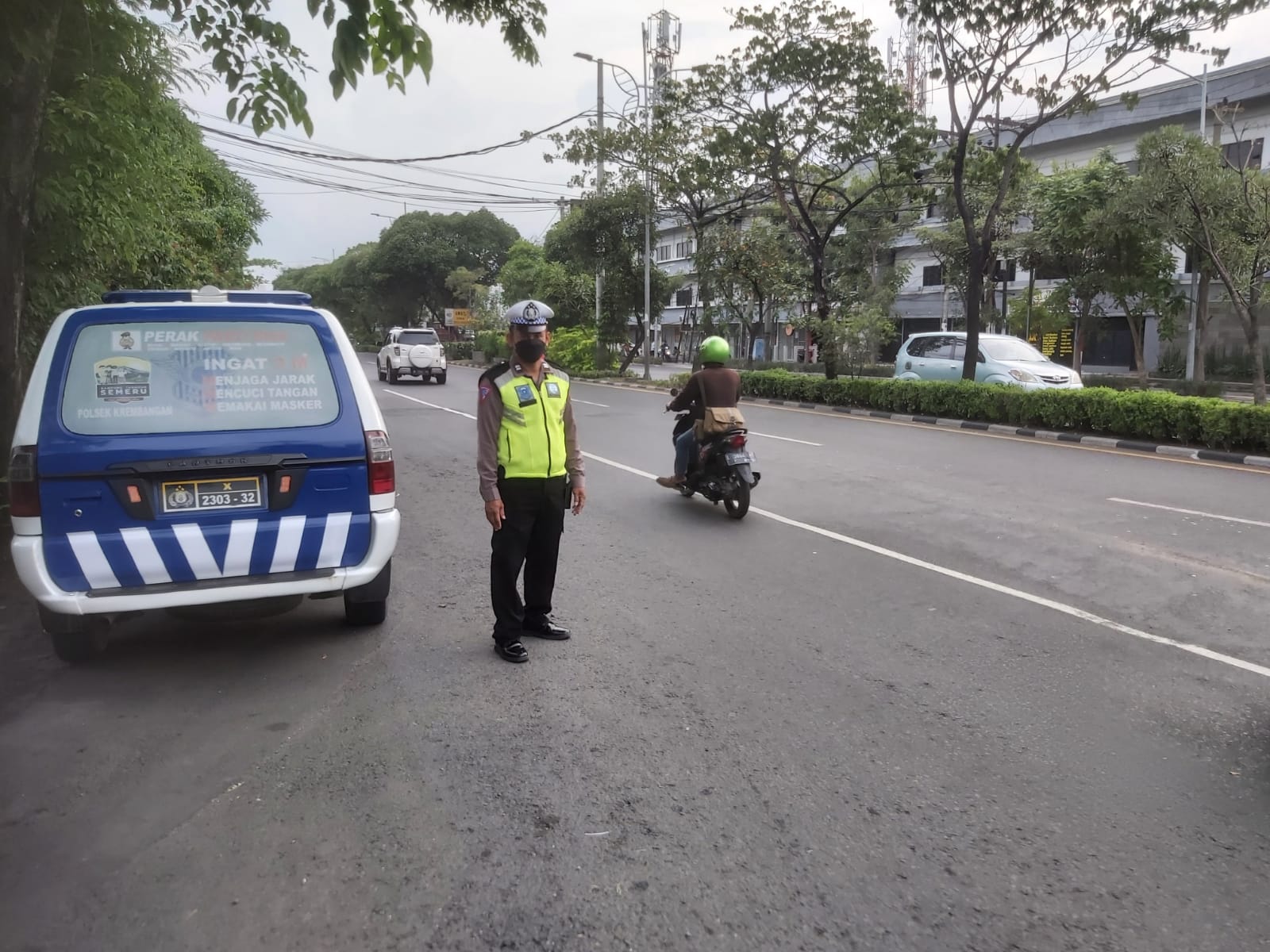 Polsek Krembangan Laksanakan Pemantauan Lalin Sore di Pertigaan Mbah Ratu, Terpantau Aman Lancar