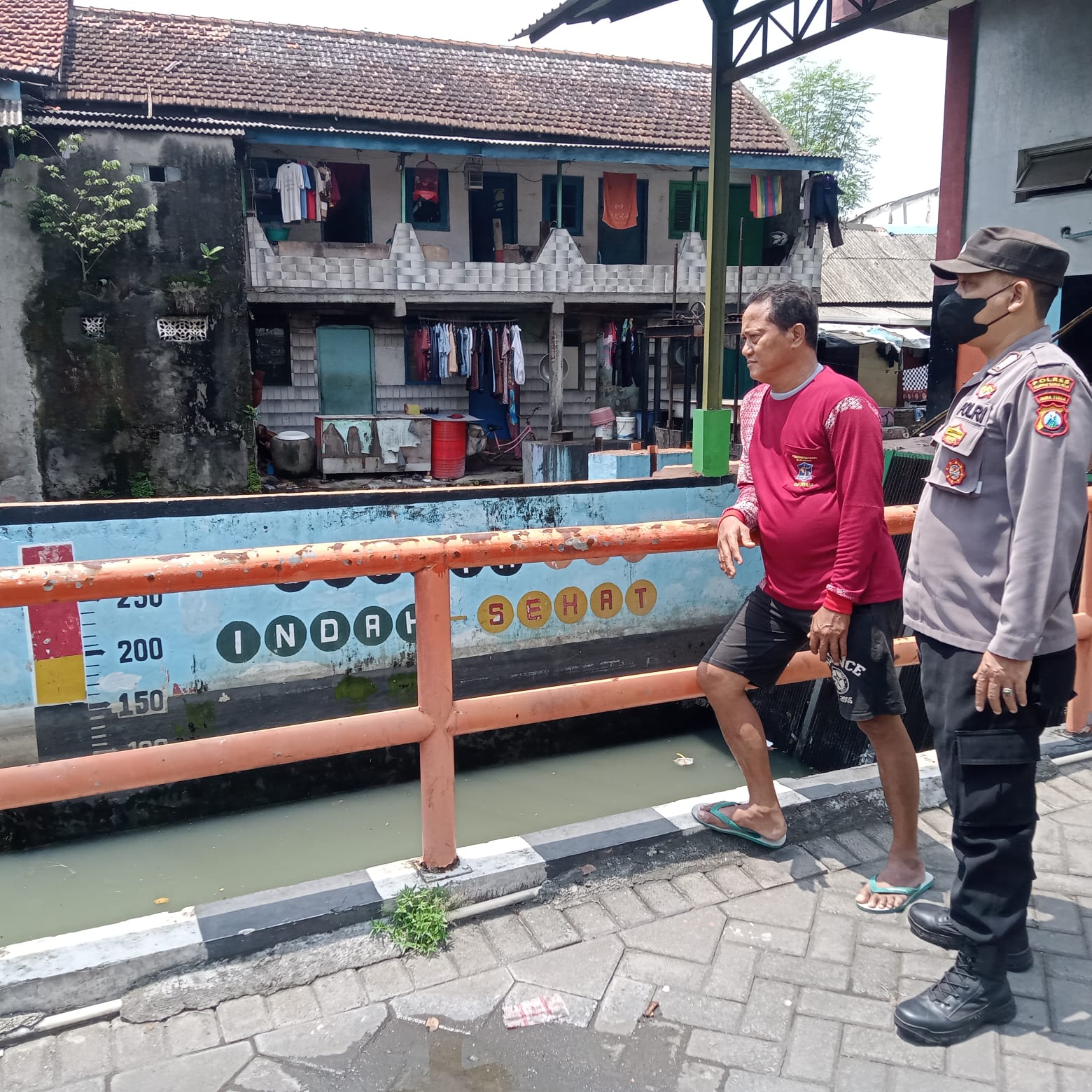 Polsek Krembangan Laksanakan Pemantauan Debit Air Tanjung Sadari, Terpantau Ketinggian Dalam Batas Normal