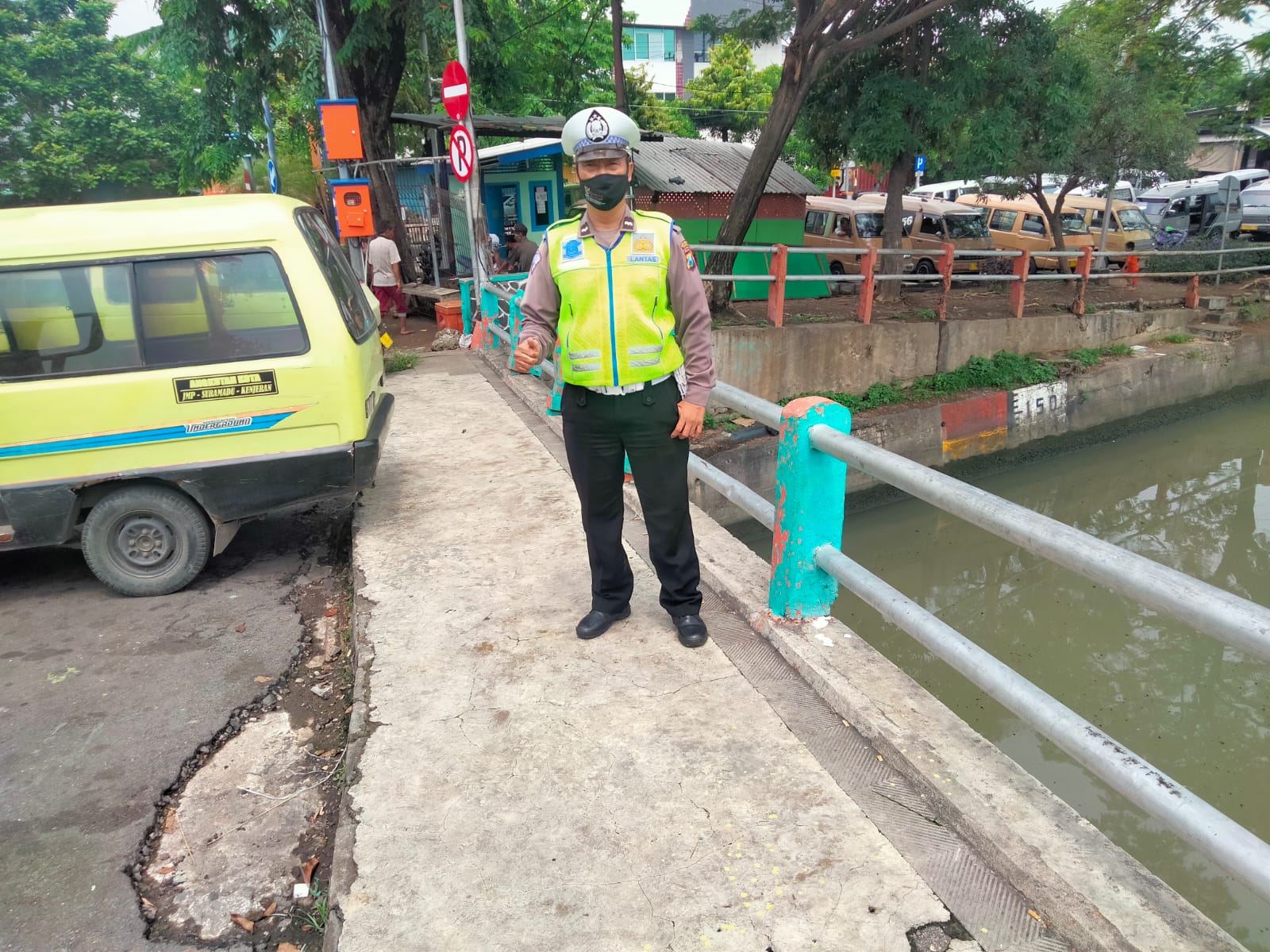 Personil Polsek Pabean Cantikan Cek Ketinggian Air Sungai Rutin, Waspada Adanya Kenaikan