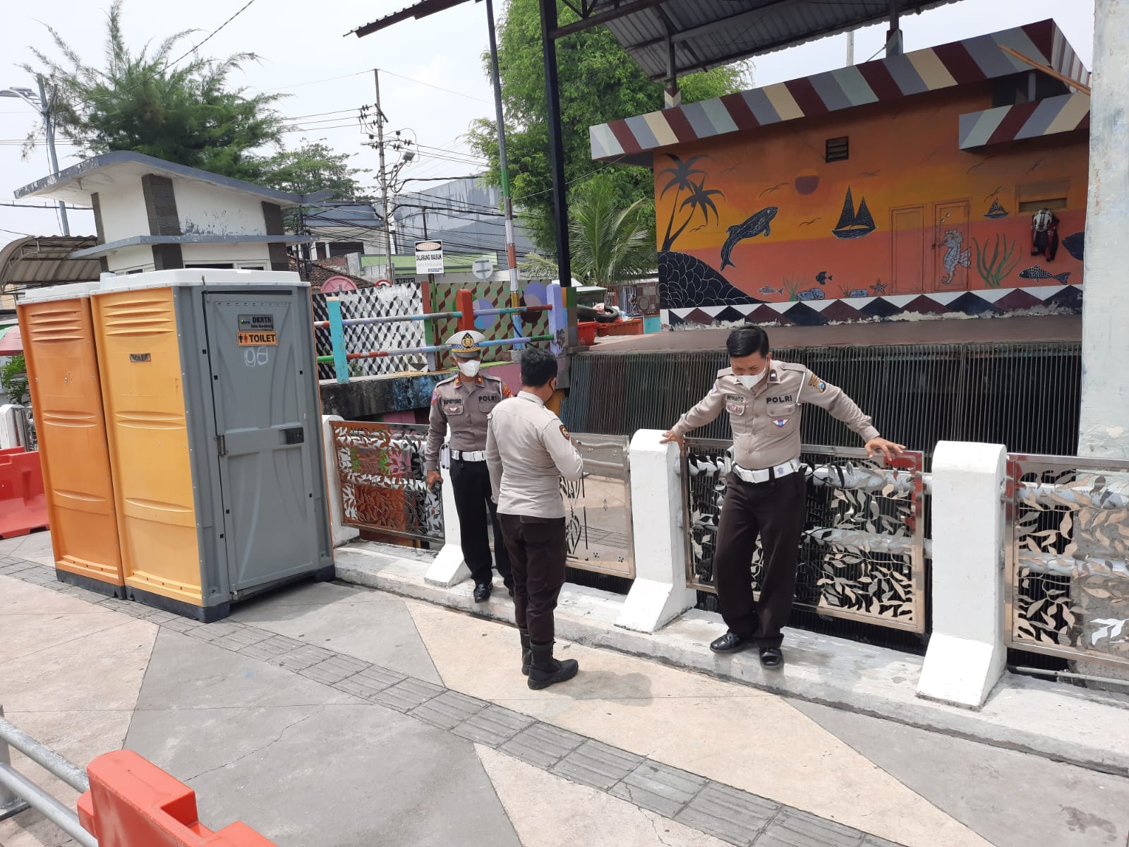 Polsek Krembangan Cek Ketinggian Debit Air Sungai, Antisipasi Adanya Potensi Banjir