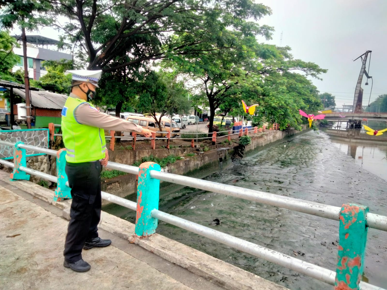 Polsek Pabean Cantikan Cek Ketinggian Sungai Kalimas, Antisipasi Kenaikan Air Sungai Penyebab Banjir