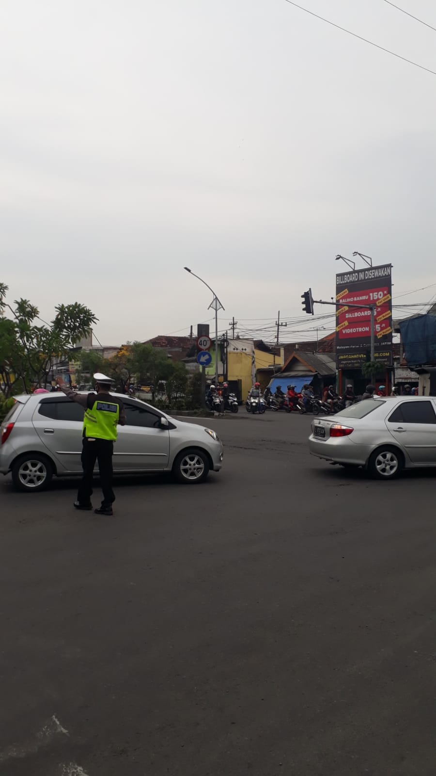 Polsek Krembangan Lakukan Pemantauan Lalu Lintas Sore, Antisipasi Adanya Kemacetan