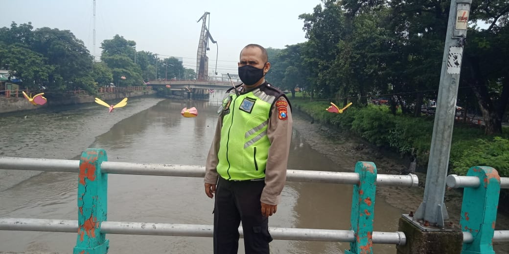 Polsek Pabean Cantikan Pantau Ketinggian Air Sungai Pabean Cantikan, Antisipasi Adanya Potensi Banjir