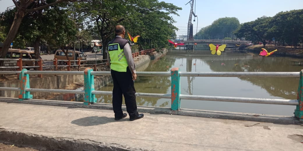 Polsek Pabean Cantikan Lakukan Pengecekan Air Sungai Rutin, Antisipasi Adanya Potensi Banjir