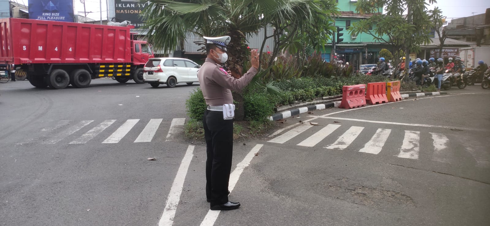 Polsek Krembangan Lakukan Giat Lalin Pagi, Antisipasi Adanya Kemacetan